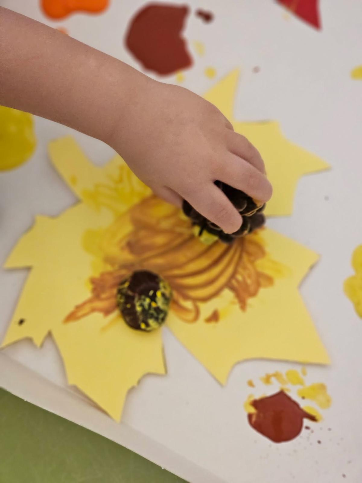 peinture automnale à la micro creche graines de lutins